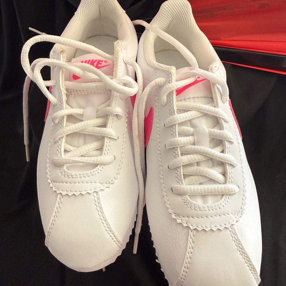 Nike White and Pink Sneakers - Picture 3 of 10